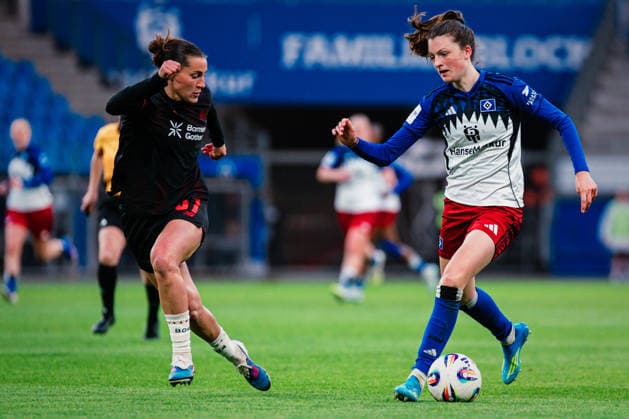 Google Pixel Womens Bundesliga Hamburger SV vs Bayer 04 Leverkusen, 30 03 2026 Lotta Wrede Hamburger SV, 32 vs Carlotta Wamser Bayer 04 Leverkusen, 37 Soccer, Google Pixel Womens Bundesliga, 22 Matchday Hamburger SV vs Bayer 04 Leverkusen on 30 03 2026 at Volksparkstadion, Hamburg DFB REGULATIONS PROHIBIT ANY USE OF PHOTOGRAPHS AS IMAGE SEQUENCES AND OR QUASI VIDEO Copyright: xBEAUTIFULxSPORTS Tonhäuserx