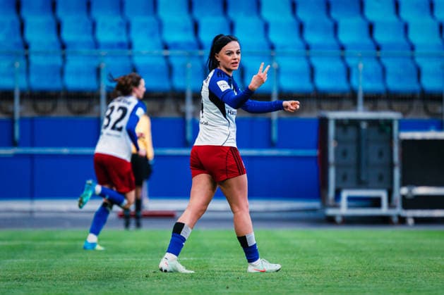 Google Pixel Frauen Bundesliga Hamburger SV vs Bayer 04 Leverkusen, 30 03 2026 Nigar Mirzaliyeva Hamburger SV, 4 , shows soccer with two fingers, Google Pixel Frauen Bundesliga, 22 Matchday Hamburger SV vs Bayer 04 Leverkusen on 30 03 2026 at Volksparkstadion, Hamburg DFB REGULATIONS PROHIBIT ANY USE OF PHOTOGRAPHS AS IMAGE SEQUENCES AND OR QUASI VIDEO Copyright: xBEAUTIFULxSPORTS Tonhäuserx