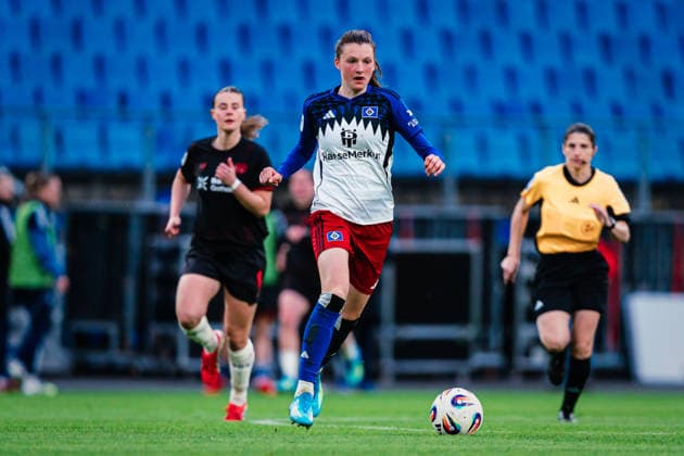 Google Pixel Womens Bundesliga Hamburger SV vs Bayer 04 Leverkusen, 30 03 2026 Lotta Wrede Hamburger SV, 32 on the ball Football, Google Pixel Womens Bundesliga, 22 Matchday Hamburger SV vs Bayer 04 Leverkusen on 30 03 2026 at Volksparkstadion, Hamburg DFB REGULATIONS PROHIBIT ANY USE OF PHOTOGRAPHS AS IMAGE SEQUENCES AND OR QUASI VIDEO Copyright: xBEAUTIFULxSPORTS Tonhäuserx