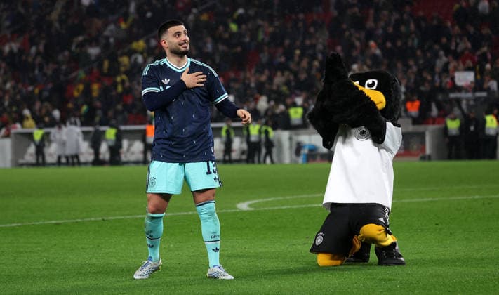 Stuttgart, Fußball Länderspiel Deutschland vs. Ghana, v.l. Deniz Undav und DFB-Maskottchen Paule (GER) jubeln über den Sieg *** Stuttgart, international soccer match Germany vs. Ghana, f l Deniz Undav and DFB mascot Paule GER celebrate the victory