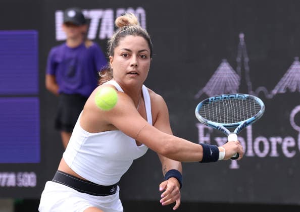 March 30, 2026, Charleston, South Carolina, USA: RENATA ZARAZUA of Mexico during the match against S. Stephens of USA in first round of tennis tournament WTA, Tennis Damen 500 Charleston Open. Zarazua won 6:2, 6:0. Charleston USA - ZUMAc278 20260330_zsp_c278_004 Copyright: xMarcinxCholewinskix