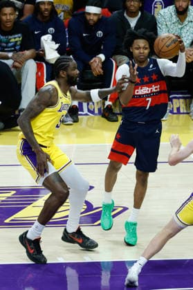 LOS ANGELES, CA - MARCH 30: Washington Wizards guard Bub Carrington (7) drives to the basket during the Washington Wizards vs Los Angeles Lakers game on March 30, 2026, at Crypto.com Arena in Los Angeles, CA. (Photo by Jevone Moore Icon Sportswire) NBA, Basketball Herren, USA MAR 30 Washington Wizards at Los Angeles Lakers EDITORIAL USE ONLY Icon20260330018