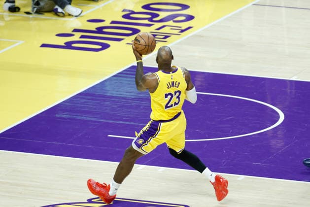 LOS ANGELES, CA - MARCH 30: Los Angeles Lakers forward LeBron James (23) catches a pass during the Washington Wizards vs Los Angeles Lakers game on March 30, 2026, at Crypto.com Arena in Los Angeles, CA. (Photo by Jevone Moore Icon Sportswire) NBA, Basketball Herren, USA MAR 30 Washington Wizards at Los Angeles Lakers EDITORIAL USE ONLY Icon20260330022