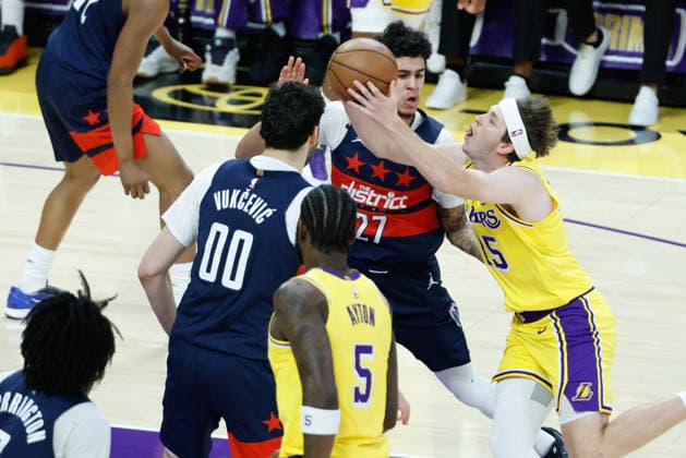 LOS ANGELES, CA - MARCH 30: Los Angeles Lakers guard Austin Reaves (15) drives into traffic during the Washington Wizards vs Los Angeles Lakers game on March 30, 2026, at Crypto.com Arena in Los Angeles, CA. (Photo by Jevone Moore Icon Sportswire) NBA, Basketball Herren, USA MAR 30 Washington Wizards at Los Angeles Lakers EDITORIAL USE ONLY Icon20260330026