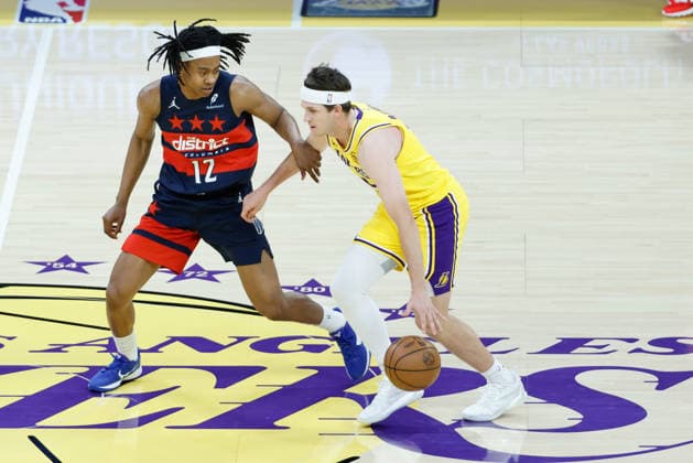 LOS ANGELES, CA - MARCH 30:Los Angeles Lakers guard Austin Reaves (15) gets picked up full court during the Washington Wizards vs Los Angeles Lakers game on March 30, 2026, at Crypto.com Arena in Los Angeles, CA. (Photo by Jevone Moore Icon Sportswire) NBA, Basketball Herren, USA MAR 30 Washington Wizards at Los Angeles Lakers EDITORIAL USE ONLY Icon20260330030