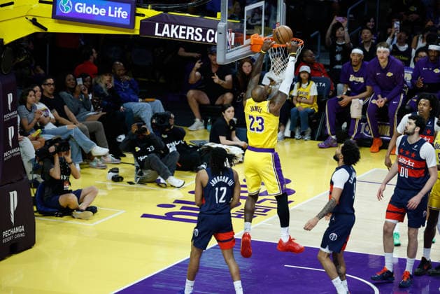 LOS ANGELES, CA - MARCH 30:Los Angeles Lakers forward LeBron James (23) misses a dunk during the Washington Wizards vs Los Angeles Lakers game on March 30, 2026, at Crypto.com Arena in Los Angeles, CA. (Photo by Jevone Moore Icon Sportswire) NBA, Basketball Herren, USA MAR 30 Washington Wizards at Los Angeles Lakers EDITORIAL USE ONLY Icon20260330035