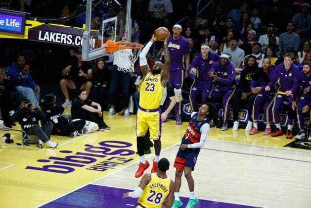 LOS ANGELES, CA - MARCH 30: Los Angeles Lakers forward LeBron James (23) goes for a dunk during the Washington Wizards vs Los Angeles Lakers game on March 30, 2026, at Crypto.com Arena in Los Angeles, CA. (Photo by Jevone Moore Icon Sportswire) NBA, Basketball Herren, USA MAR 30 Washington Wizards at Los Angeles Lakers EDITORIAL USE ONLY Icon20260330038