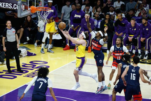LOS ANGELES, CA - MARCH 30: Los Angeles Lakers guard Austin Reaves (15) drives to the basket during the Washington Wizards vs Los Angeles Lakers game on March 30, 2026, at Crypto.com Arena in Los Angeles, CA. (Photo by Jevone Moore Icon Sportswire) NBA, Basketball Herren, USA MAR 30 Washington Wizards at Los Angeles Lakers EDITORIAL USE ONLY Icon20260330043