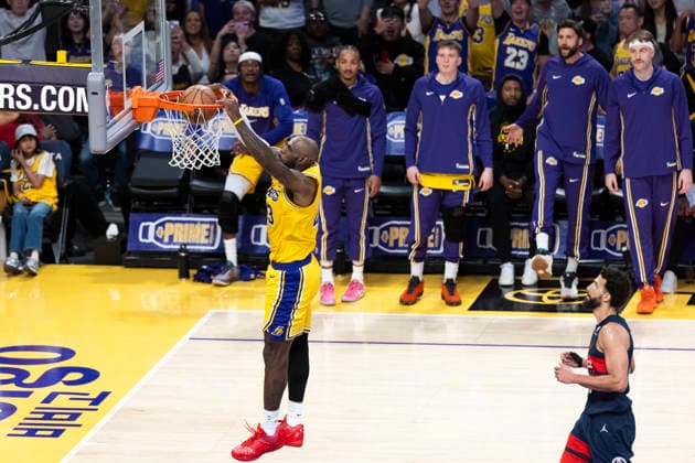 NBA, Basketball Herren, USA 2026: Lakers 120:101 Wizards - 30 Mar 2026 Los Angeles Lakers’ LeBron James (23) dunks against the Washington Wizards during an NBA basketball game at Crypto.com Arena on Monday, March 30, 2026 in Los Angeles. Los Angeles United States Copyright: xRingoxChiux xSOPAxImagesx 20260330RC.Lakers030
