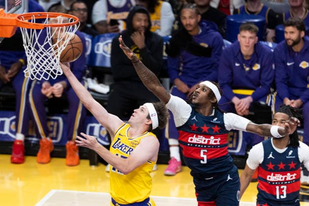 March 30, 2026, Los Angeles, California, United States: Los Angeles Lakers™ Austin Reaves (15) goes to the basket under pressure from Washington Wizards™ Jamir Watkins (5) during an NBA, Basketball Herren, USA basketball game at Crypto.com Arena on Monday, March 30, 2026 in Los Angeles. Los Angeles United States - ZUMAs197 20260330_aaa_s197_164 Copyright: xRingoxChiux