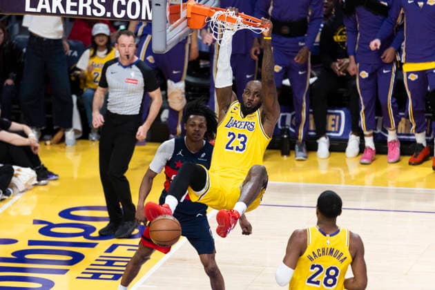 March 30, 2026, Los Angeles, California, United States: Los Angeles Lakers™ LeBron James (23) dunks against Washington Wizards™ Bub Carrington (7) during an NBA, Basketball Herren, USA basketball game at Crypto.com Arena on Monday, March 30, 2026 in Los Angeles. Los Angeles United States - ZUMAs197 20260330_aaa_s197_165 Copyright: xRingoxChiux