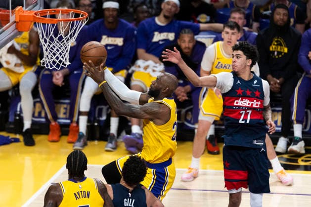 March 30, 2026, Los Angeles, California, United States: Los Angeles Lakers™ LeBron James (23) goes past Washington Wizards™ Will Riley (27) to the basket during an NBA, Basketball Herren, USA basketball game at Crypto.com Arena on Monday, March 30, 2026 in Los Angeles. Los Angeles United States - ZUMAs197 20260330_aaa_s197_169 Copyright: xRingoxChiux