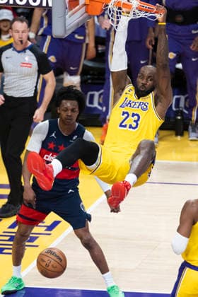 March 30, 2026, Los Angeles, California, United States: Los Angeles Lakers™ LeBron James (23) dunks against Washington Wizards™ Bub Carrington (7) during an NBA, Basketball Herren, USA basketball game at Crypto.com Arena on Monday, March 30, 2026 in Los Angeles. Los Angeles United States - ZUMAs197 20260330_aaa_s197_175 Copyright: xRingoxChiux