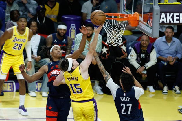 LOS ANGELES, CA - MARCH 30: Los Angeles Lakers guard Austin Reaves (15) drives to the basket during the Washington Wizards vs Los Angeles Lakers game on March 30, 2026, at Crypto.com Arena in Los Angeles, CA. (Photo by Jevone Moore Icon Sportswire) NBA, Basketball Herren, USA MAR 30 Washington Wizards at Los Angeles Lakers EDITORIAL USE ONLY Icon20260330077