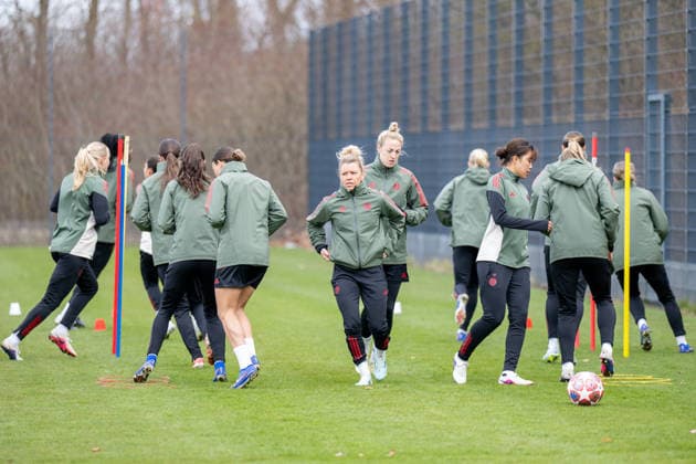 The team at the warm-up Linda Dallmann 10 FC Bayern Muenchen , Carolin Simon 30 FC Bayern Muenchen , FC Bayern Women Final training before the UEFA Champions League match, quarter-final second leg against Manchester United, season 2025 2026 31 03 2026 DFB regulations prohibit any use of photographs as image sequences and or quasi video Muenchen Bayern Germany Copyright: xkolbert-press UlrichxGamelx