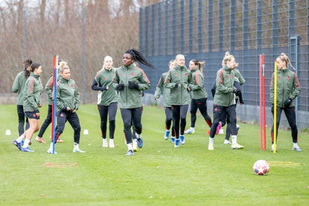 The team at the warm-up Linda Dallmann 10 FC Bayern Muenchen , Edna Imade 29 FC Bayern Muenchen , Pernille Harder 21 FC Bayern Muenchen , Carolin Simon 30 FC Bayern Muenchen , Giulia Gwinn 7 FC Bayern Muenchen , FC Bayern Women Final training before the UEFA Champions League match, quarter-final second leg against Manchester United, season 2025 2026 31 03 2026 DFB regulations prohibit any use of photographs as image sequences and or quasi video Muenchen Bayern Germany Copyright: xkolbert-press UlrichxGamelx