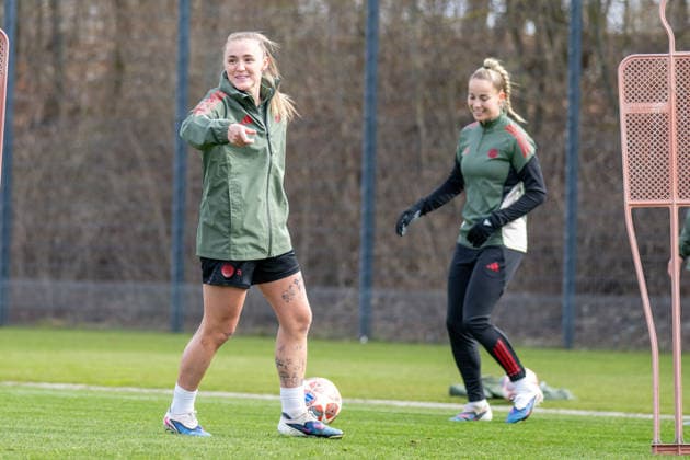 Georgia Stanway 31 FC Bayern Muenchen , in the background, Giulia Gwinn 7 FC Bayern Muenchen , FC Bayern Women Final training before the UEFA Champions League match, quarter-final second leg against Manchester United, season 2025 2026 31 03 2026 DFB regulations prohibit any use of photographs as image sequences and or quasi video Muenchen Bayern Germany Copyright: xkolbert-press UlrichxGamelx