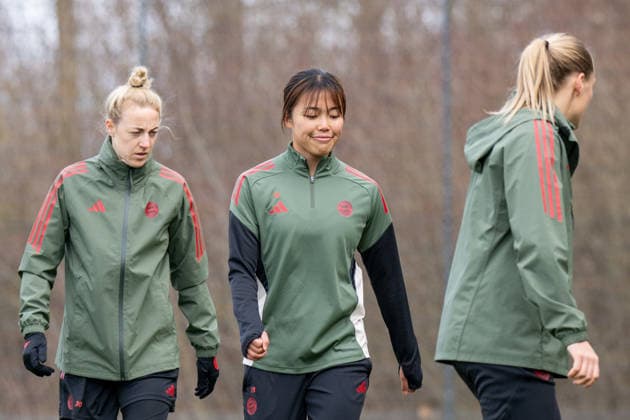 Carolin Simon 30 FC Bayern Muenchen , Momoko Tanikawa 18 FC Bayern Muenchen , FC Bayern Women Final training before the UEFA Champions League match, quarter-final second leg against Manchester United, season 2025 2026 31 03 2026 DFB regulations prohibit any use of photographs as image sequences and or quasi video Muenchen Bayern Germany Copyright: xkolbert-press UlrichxGamelx