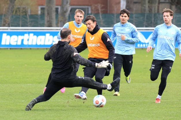 DEU, DFL, 2 FBL Hertha BSC, Training, 31 03 2026, Sportforum, Berlin, DEU, DFL, 2 FBL Hertha BSC, Training, im Bild Dawid Kownacki Hertha BSC Berlin 9 , Marius Gersbeck Hertha BSC Berlin 35 DFL regulations prohibit any use of Photographs as image sequences and or quasi video nordphotoxGmbHx xEngler nph00076