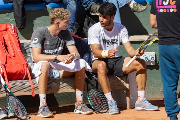 Carlos Alcaraz holds training session in Murcia Spanish tennis player Carlos Alcaraz (L) talks with his trainings partner Spanish player Martin Landaluce during their training session held at Murcia Royal Tennis Club 1919 in Murcia, Spain on 31 March 2026. Murcia Spain  Copyright: xMARCIALxGUILLENx
