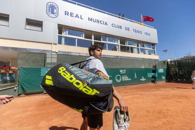 Carlos Alcaraz holds training session in Murcia Spanish tennis player Carlos Alcaraz departs the court following his training session held at Murcia Royal Tennis Club 1919 in Murcia, Spain on 31 March 2026. Murcia Spain  Copyright: xMARCIALxGUILLENx