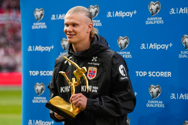 Football, private international match, Länderspiel, Nationalmannschaft Norway - Switzerland Oslo, Norway 20260331. Erling Braut Haaland receives an award before the private international football match between Norway and Switzerland at Ullevaal Stadium Photo: Fredrik Varfjell NTB Oslo Norway EDITORIAL USE ONLY. RESTRICTED USE FOR BETTING COMPANIES Ref:_SPO2x4dtafzWmk.jpg *** Football, private international match Norway Switzerland Oslo, Norway 20260331 Erling Braut Haaland receives an award before the private international football match between Norway and Switzerland at Ullevaal Stadium Photo Fredrik Varfjell NTB Oslo Norway EDITORIAL USE ONLY RESTRICTED USE FOR BETTING COMPANIES  Copyright: xFredrikxVarfjellx xNTBx