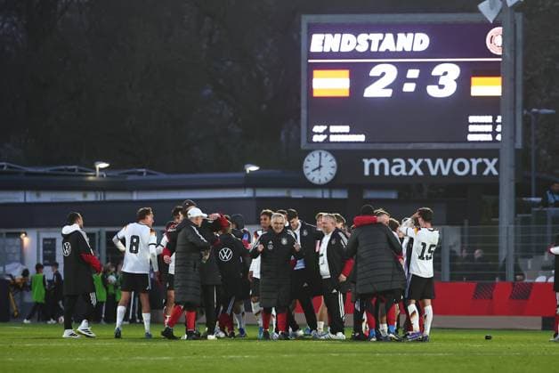 Die deutsche Mannschaft feiert den Sieg gegen Oesterreich und die Qualifikation fuer die U19-Europameisterschaft GER, Deutschland vs Oesterreich, Fussball, U19-EM-Qualifikation, 3. Spieltag, 31.03.2026 DFB REGULATIONS PROHIBIT ANY USE OF PHOTOGRAPHS AS IMAGE SEQUENCES AND OR QUASI-VIDEO GER, Deutschland vs Oesterreich, Fussball, U19-EM-Qualifikation, 3. Spieltag, 31.03.2026 Dreieich *** The German team celebrates the victory against Austria and the qualification for the U19 European Championship GER, Germany vs Austria, Football, U19 European Championship Qualification, Matchday 3, 31 03 2026 DFB REGULATIONS PROHIBIT ANY USE OF PHOTOGRAPHS AS IMAGE SEQUENCES AND OR QUASI VIDEO GER, Germany vs Austria, Football, U19 European Championship Qualification, Matchday 3, 31 03 2026 Dreieich Copyright: xEibner-Pressefoto RenexWeissx EP_RWS
