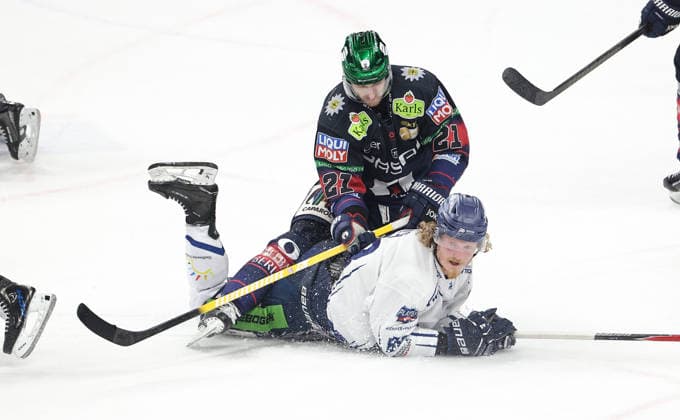 Manuel Wiederer, Wade Allison Zweikampf Spielszene Aktion Eishockey Penny DEL Deutsche Eishockey Liga Play Off Viertelfinale 4.Spiel Saison 2025 2026 31.03.2026 EHC Eisbären Berlin EBB vs Straubing Tigers *** Manuel Wiederer, Wade Allison duel game scene action sport ice hockey penny DEL German Ice Hockey League Play Off quarter final 4 game season 2025 2026 31 03 2026 EHC Eisbären Berlin EBB vs Straubing Tigers