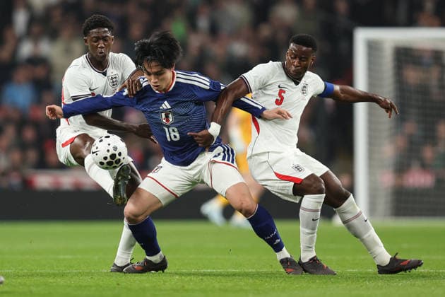 England gegen Japan 31. März 2026, London Internationales Freundschaftsspiel Fußball England gegen Japan L R Kobbie Mainoo aus England, Ayase Ueda aus Japan und Marc Guehi aus England Foto Charlotte Wilson Abseits London UK  Copyright: xCharlottexWilsonx xOffsidexOffside