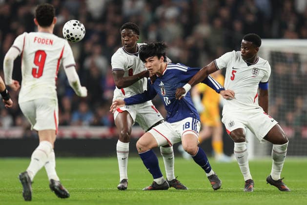 England gegen Japan 31. März 2026, London Internationales Freundschaftsspiel Fußball England gegen Japan L R Kobbie Mainoo aus England, Ayase Ueda aus Japan und Marc Guehi aus England Foto Charlotte Wilson Abseits London UK  Copyright: xCharlottexWilsonx xOffsidexOffside