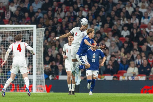 Football - International Friendly, Länderspiel, Nationalmannschaft - England v Japan LONDON, ENGLAND - Tuesday, March 31, 2026: England s Ezri Konsa challenges for a header during an International Friendly match between England and Japan at Wembley Stadium. (Photo by David Rawcliffe Propaganda) LONDON Wembley Stadium GREATER LONDON ENGLAND  Copyright: xDavidxRawcliffex P2026-03-31-England_Japan-44