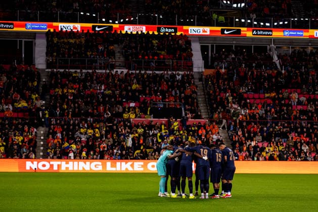 EINDHOVEN, NETHERLANDS - MARCH 31: The starting eleven of Ecuador form a huddle prior to the International Friendly, Länderspiel, Nationalmannschaft match between Netherlands and Ecuador at the Philips Stadion on March 31, 2026 in Eindhoven, Netherlands.  Copyright: xRenexNijhuis MBxMediax