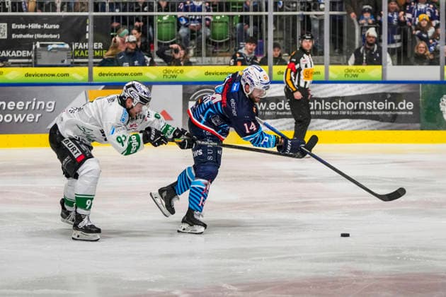 Laufduell zwischen Nickolas Latta (Ravensburg Towerstars, 14) und Mike Fischer (Bietigheim Steelers, 91), GER, Ravensburg Towerstars vs. Bietigheim Steelers, Eishockey, DEL2, Spielzeit 2025 2026, Playoff Viertelfinale, Spiel 7, 31.03.26 GER, Ravensburg Towerstars vs. Bietigheim Steelers, Eishockey, DEL2, Spielzeit 2025 2026, Playoff Viertelfinale, Spiel 7, 31.03.26 Ravenburg *** Running duel between Nickolas Latta Ravensburg Towerstars, 14 and Mike Fischer Bietigheim Steelers, 91 , GER, Ravensburg Towerstars vs Bietigheim Steelers, Ice Hockey, DEL2, Season 2025 2026, Playoff Quarterfinals, Game 7, 31 03 26 GER, Ravensburg Towerstars vs Bietigheim Steelers, Ice Hockey, DEL2, Season 2025 2026, Playoff Quarterfinals, Game 7, 31 03 26 Ravenburg Copyright: xEibner-Pressefoto MaximilianxRistx EP_MRT