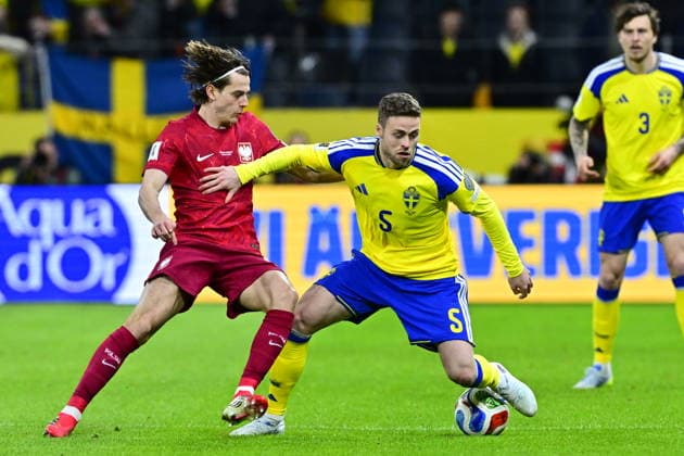 STOCKHOLM, SVERIGE 20260331 Polens Jakub KamiÅ ski och Sveriges Gabriel Gudmundsson under tisdagens fotbollsmatch VM-kval playoff-final mellan Sverige och Polen pa Strawberry Arena. STOCKHOLM SVERIGE x10030x *** STOCKHOLM, SWEDEN 20260331 Polands Jakub KamiÅ ski and Swedens Gabriel Gudmundsson during Tuesdays World Cup qualifying playoff final between Sweden and Poland at Strawberry Arena STOCKHOLM SWEDEN x10030x  Copyright: xJonasxEkströmer TTx VM-KVAL PLAYOFF-FINAL SVERIGE-POLEN