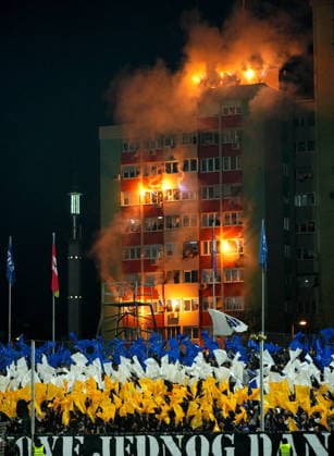 FIFA World Cup, WM, Weltmeisterschaft, Fussball 2026 European playoffs - Bosnia and Herzegovina vs Italy epaselect Fans of Bosnia and Herzegovina light flares and watch from a building overlooking the Bilino Polje Stadium where the FIFA World Cup 2026 European playoff match between Bosnia and Herzegovina and Italy is being played, Zenica, Bosnia and Herzegovina, 31 March 2026. Zenica Bosnia And Herzegovina  Copyright: xNIDALxSALJICx