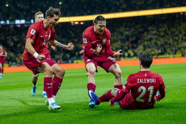 Nicola Zalewski celebrating with Jakub Kaminski, Karol Swiderski, Piotr Zielinski and Jakub Kiwior during World Cup 2026 european play off final game between national teams of Poland and Sweden (Maciej Rogowski Ball Raw Images) Solna Strawberry Arena Sweden Copyright: xMaciejxRogowskix ROG_SVEvsPOL-19