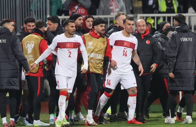 FIFA World Cup, WM, Weltmeisterschaft, Fussball 2026 European playoffs - Kosovo vs Turkey Turkey s Atakan Karazor (C-L) and Turkey s Abdulkerim Bardakci (C-R) and teammates celebrate the 0-1 goal during the FIFA World Cup 2026 European playoff match between Kosovo and Turkey in Pristina, Kosovo, 31 March 2026. Pristina -  Copyright: xGEORGIxLICOVSKIx