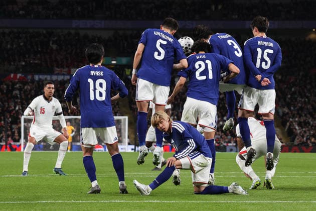 England v Japan 31 March 2026, London - International Friendly, Länderspiel, Nationalmannschaft Football - England v Japan - Junya Ito of Japan kneels down behind the wall - Photo: Charlotte Wilson Offside. London UK *** England gegen Japan 31. März 2026, London Internationales Freundschaftsspiel Fußball England gegen Japan Junya Ito aus Japan kniet hinter der Mauer nieder Foto Charlotte Wilson Abseits London UK  Copyright: xCharlottexWilsonx xOffsidexOffside