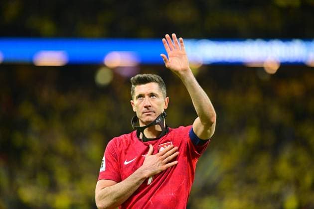 Strawberry Arena SOLNA, SWEDEN - MARCH 31: Robert Lewandowski of Poland thanks the fans after the World Cup 2026 qualifier match between Sweden and Poland at Strawberry Arena on March 31, 2026 in Solna, Sweden. (Peter Sonander SPP)  Copyright: xPeterxSonander SPPx Sportspressphoto_SPR122329