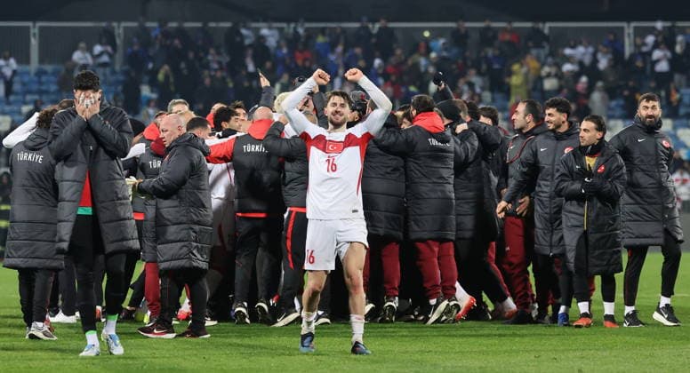 FIFA World Cup, WM, Weltmeisterschaft, Fussball 2026 European playoffs - Kosovo vs Turkey Turkey s Ismail Yuksek (C) and his teammates celebrate after winning the FIFA World Cup 2026 European playoff match between Kosovo and Turkey in Pristina, Kosovo, 31 March 2026. Pristina -  Copyright: xGEORGIxLICOVSKIx