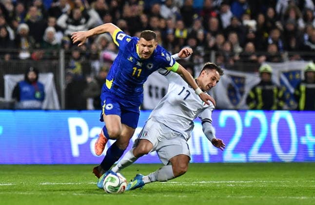 FIFA World Cup, WM, Weltmeisterschaft, Fussball 2026 European playoffs - Bosnia and Herzegovina vs Italy Edin Dzeko (L) of Bosnia and Herzegovina in action against Davide Frattesi of Italy during the FIFA World Cup 2026 European playoff match between Bosnia and Herzegovina and Italy in Zenica, Bosnia and Herzegovina, 31 March 2026. Zenica Bosnia And Herzegovina  Copyright: xNIDALxSALJICx