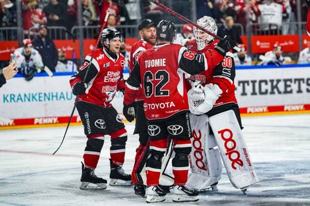 Eishockey Penny-DEL Playoff-Viertelfinale Spiel4 Kölner Haie - Schwenninger Wild Wings am 31.03.2026 in der Lanxess Arena in Köln Janne Juvonen ( Köln ), erhält die Glückwünsche seiner Mannschaftskollegen für seine starke Leistung Gemäß den Vorgaben der DEL Deutsche Eishockey Liga ist die Publikation und Weiterverwertung der Aufnahmen in elektronischen Medien und Endgeräten aller Art während des laufenden Spiels nicht zulässig. *** Ice Hockey Penny DEL Playoff Quarterfinal Game4 Kölner Haie Schwenninger Wild Wings on 31 03 2026 at the Lanxess Arena in Cologne Janne Juvonen Köln , receives the congratulations of his teammates for his strong performance According to the regulations of the DEL German Ice Hockey League, the publication and further use of the recordings in electronic media and end devices of all kinds during the ongoing game is not permitted xDMx