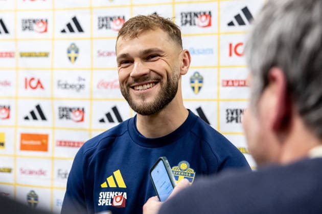 260331 Jesper Karlström of Sweden is being interviewed in the mixed zone after the FIFA World Cup, WM, Weltmeisterschaft, Fussball Qualifier play-off final football match between Sweden and Poland on March 31, 2026 in Stockholm. Photo: Kenta Jönsson BILDBYRAN COP 210 JM0814 bbeng fotboll football soccer fotball vm-kval fifa world cup qualifier playoff play-off final sverige sweden sverige a polen poland *** 260331 Jesper Karlström of Sweden is being interviewed in the mixed zone after the FIFA World Cup Qualifier play off final football match between Sweden and Poland on March 31, 2026 in Stockholm Photo Kenta Jönsson BILDBYRAN COP 210 JM0814 bbeng fotboll football soccer fotball vm kval fifa world cup qualifier playoff play off final sverige sweden sverige a polen poland  Copyright: KENTAxJÖNSSON BB260331KJ090