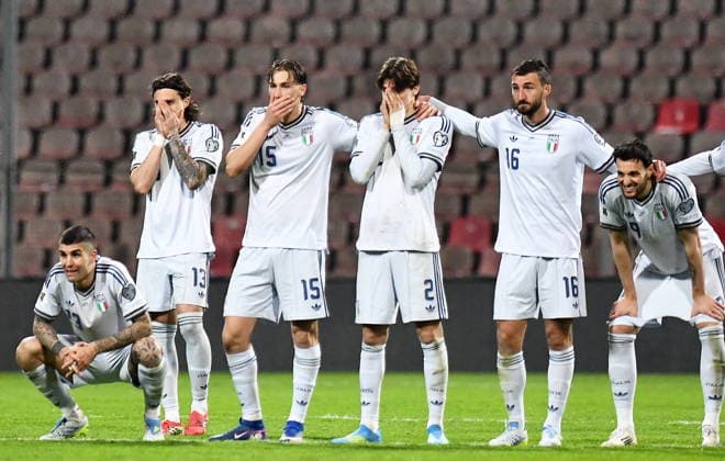 FIFA World Cup, WM, Weltmeisterschaft, Fussball 2026 European playoffs - Bosnia and Herzegovina vs Italy Players of Italy react during the penalty shoout-out in the FIFA World Cup 2026 European playoff match between Bosnia and Herzegovina and Italy in Zenica, Bosnia and Herzegovina, 31 March 2026. Bosnia and Herzegovina won the penalty shoot-out. Zenica Bosnia And Herzegovina  Copyright: xNIDALxSALJICx