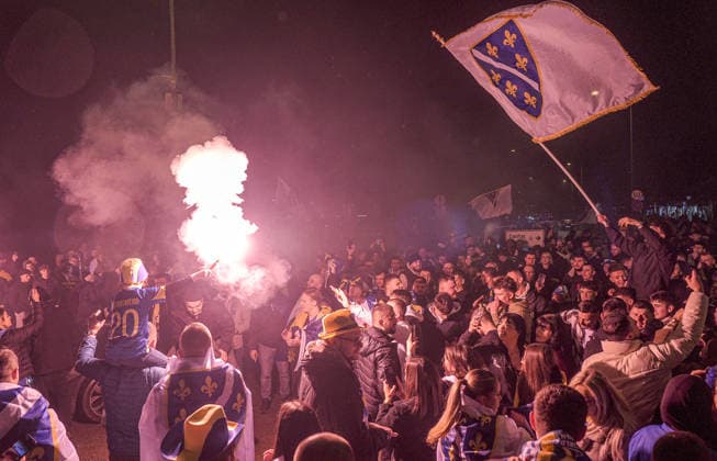 People celebrate on the streets after Bosnia and Herzegovina qualified for the FIFA World Cup, WM, Weltmeisterschaft, Fussball SARAJEVO, BOSNIA AND HERZEGOVINA - APRIL 1: Fans celebrate in the streets of Sarajevo after Bosnia and Herzegovina qualified for the FIFA World Cup, on April 1, 2026. Samir Jordamovic Anadolu Sarajevo Bosnia and Herzegovina. Editorial use only. Please get in touch for any other usage.  Copyright: x2026xAnadoluxSamirxJordamovicx