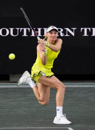 April 1, 2026: Dayana Yastremska (UKR) loses to Belinda Bencic (SUI) 6-2, 6-7, 6-3, at the Credit One Charleston Open being played at Credit One Staduim in Charleston, South Carolina, {USA} Ã‚ Tennisclix Charleston USA - ZUMAc04_ 20260401_zma_c04_026 Copyright: xLesliexBillmanx