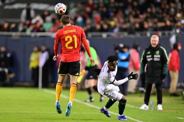 Fußball, Länderspiel, Mexiko - Belgien Belgium s Timothy Castagne and Mexico s Julian Quinones pictured during a friendly soccer game between the Mexican national team, Nationalteam and Belgian national soccer team Red Devils in Chicago, on Wednesday 01 April 2026, in preparation for the 2026 World Cup. DIRKxWAEM  x169477175x