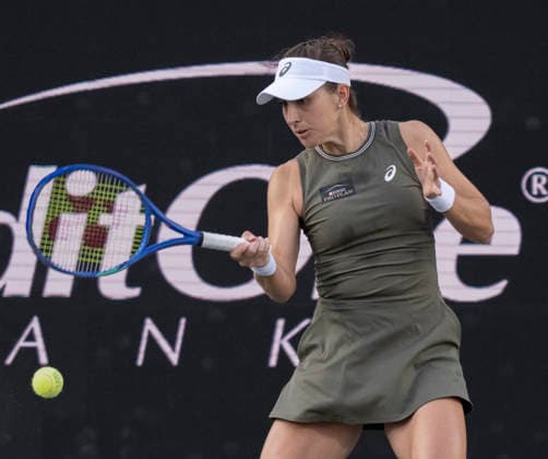 April 1, 2026: Dayana Yastremska (UKR) loses to Belinda Bencic (SUI) 6-2, 6-7, 6-3, at the Credit One Charleston Open being played at Credit One Staduim in Charleston, South Carolina, {USA} Tennisclix Charleston USA - ZUMAc04_ 20260401_zma_c04_032 Copyright: xLesliexBillmanx