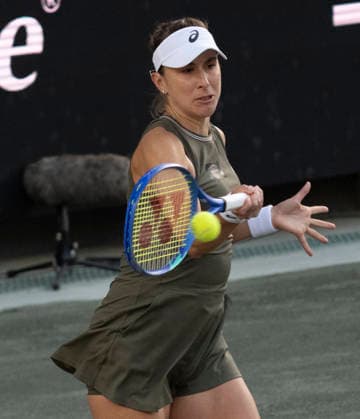 April 1, 2026: Dayana Yastremska (UKR) loses to Belinda Bencic (SUI) 6-2, 6-7, 6-3, at the Credit One Charleston Open being played at Credit One Staduim in Charleston, South Carolina, {USA} Tennisclix Charleston USA - ZUMAc04_ 20260401_zma_c04_037 Copyright: xLesliexBillmanx