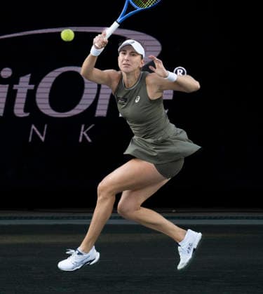 April 1, 2026: Dayana Yastremska (UKR) loses to Belinda Bencic (SUI) 6-2, 6-7, 6-3, at the Credit One Charleston Open being played at Credit One Staduim in Charleston, South Carolina, {USA} Tennisclix Charleston USA - ZUMAc04_ 20260401_zma_c04_040 Copyright: xLesliexBillmanx